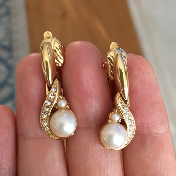 Trifari simulant pearl & diamond plated earrings - Picture 6 of 6